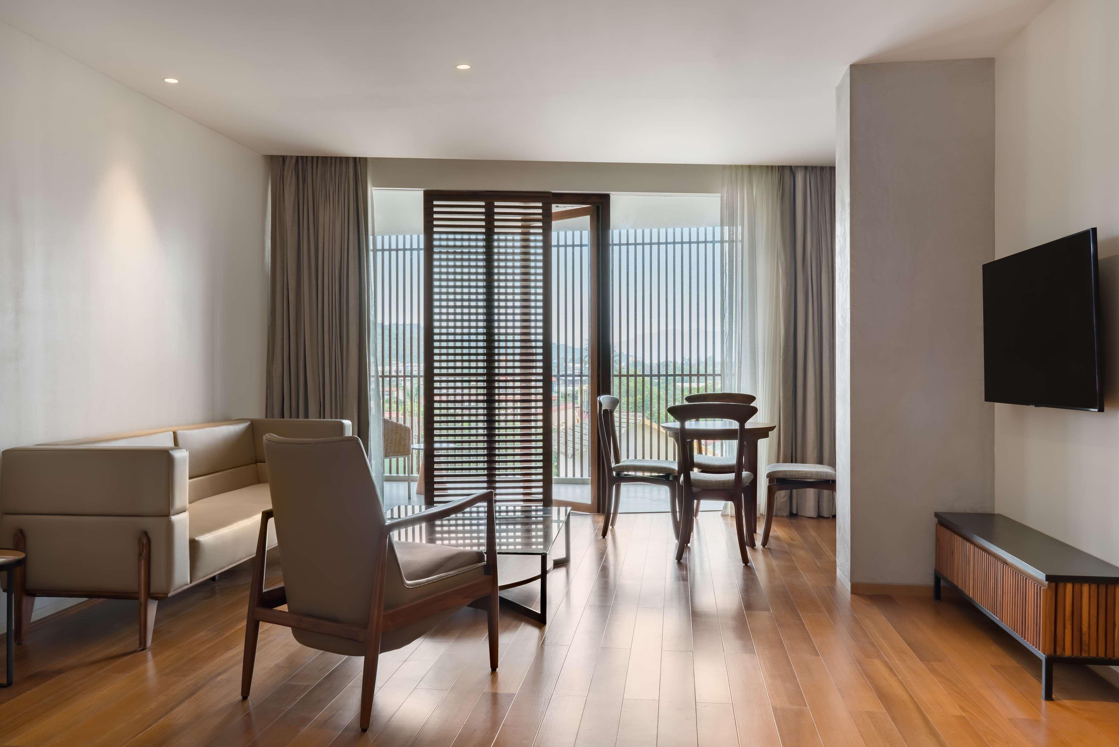Radisson Resort And Spa Lonavla Zewnętrze zdjęcie A typical living room in a typical apartment