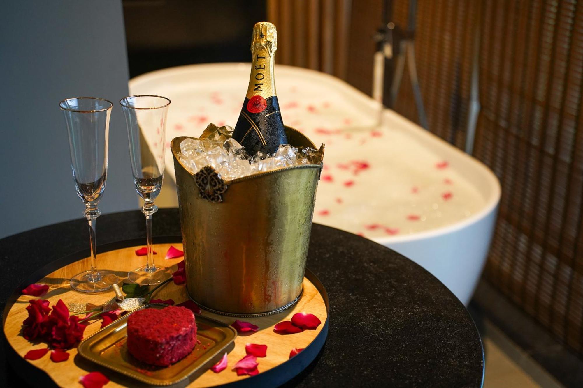 Radisson Resort And Spa Lonavla Zewnętrze zdjęcie A bottle of Moët & Chandon champagne