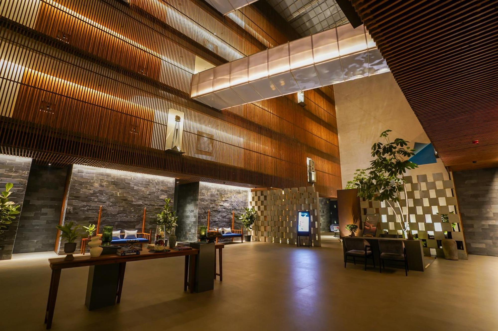 Radisson Resort And Spa Lonavla Zewnętrze zdjęcie The lobby of the hotel
