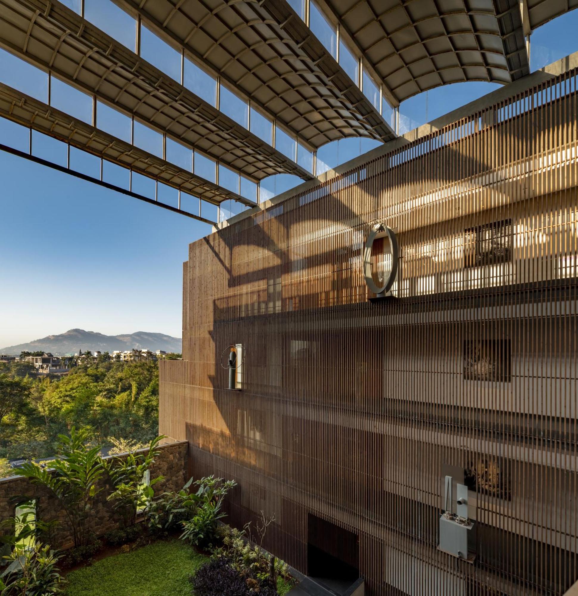 Radisson Resort And Spa Lonavla Zewnętrze zdjęcie The building's facade
