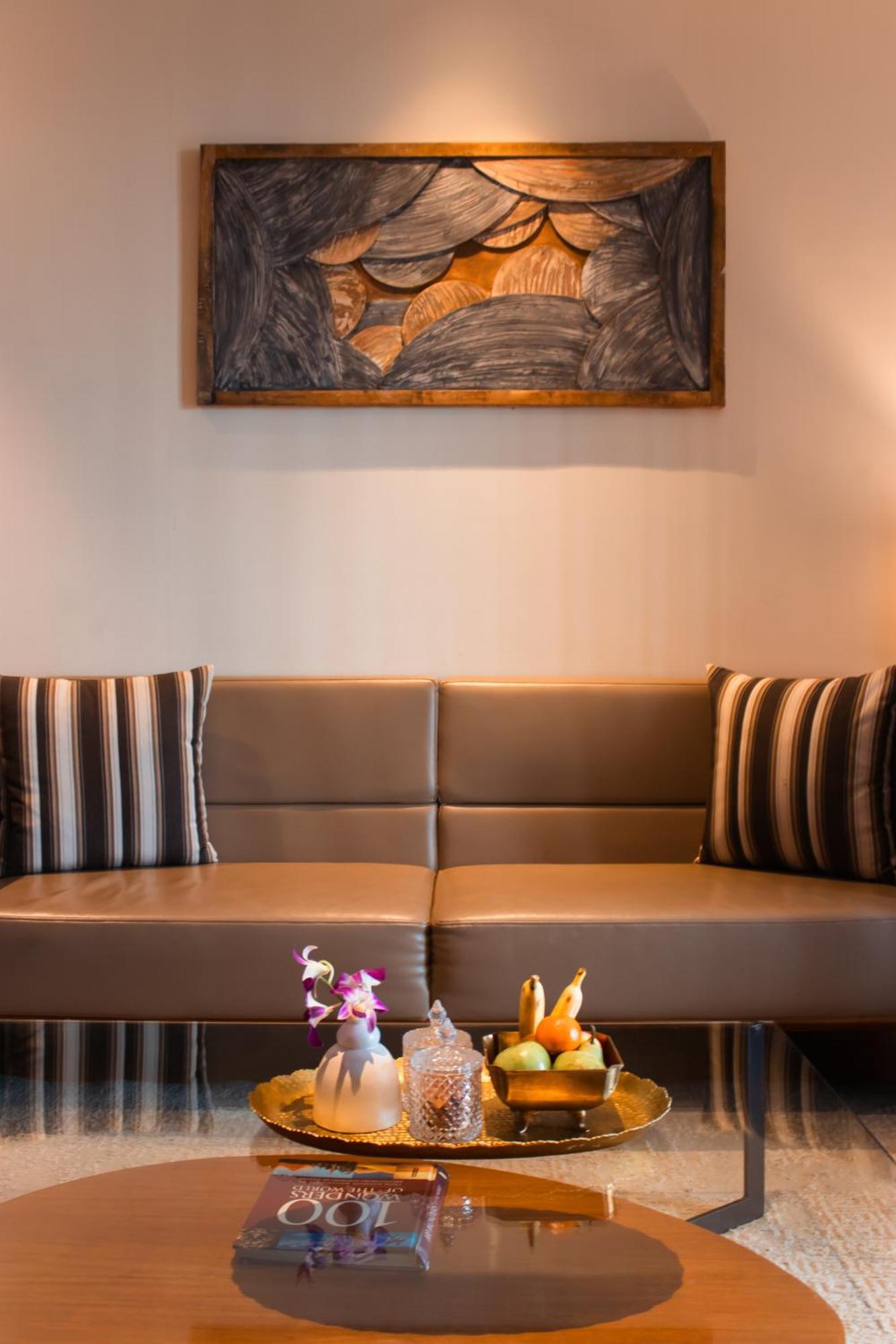 Radisson Resort And Spa Lonavla Zewnętrze zdjęcie A sofa