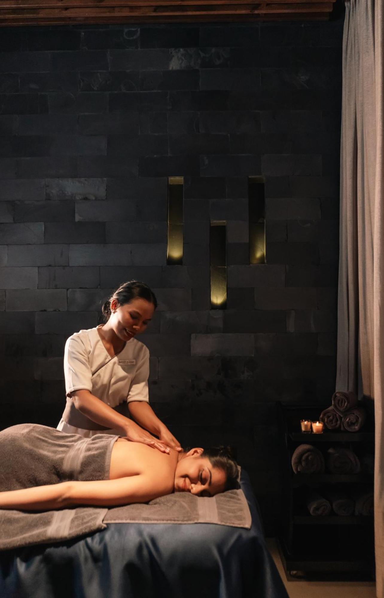 Radisson Resort And Spa Lonavla Zewnętrze zdjęcie A spa treatment